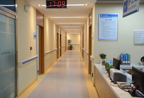 宽敞明亮的病房走廊